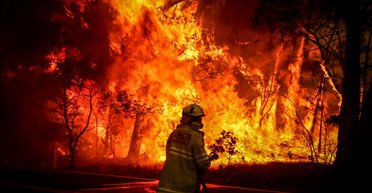 Библейский потоп в Англии и Сидней в огне. Фоторепортаж: как вода и пламя бушуют на планете