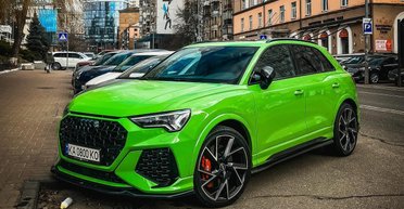 В Киеве заметили мощный заряженный кроссовер Audi в интересном цвете (фото)