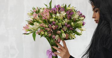 Жінка отримала квіти від хлопця: те, що вона зробила далі, приголомшило людей