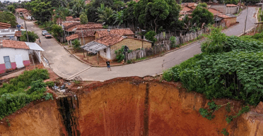 Тисячі будинків під загрозою: ціле місто може бути поглинуте гігантською воронкою (фото)