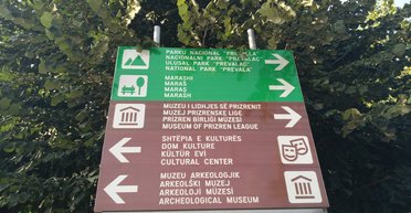 Ви теж наші. Чому в Косово дорожні знаки трьома мовами — і це не проблема