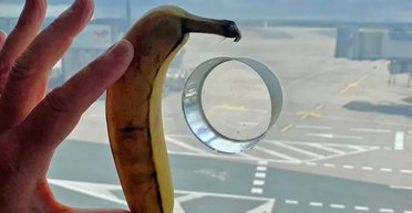 В окнах парижского аэропорта замечены загадочные отверстия: в соцсетях обсудили версии