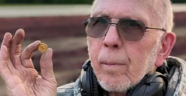 Пенсіонер знайшов у полі древню монету, продав її й несподівано розбагатів (фото)