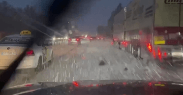 Киев накрыла непогода: столицу за несколько секунд засыпало градом, местные жители слышали гром (видео)