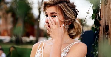 Батько нареченої зупинив весілля, коли побачив, як співає і танцює його зять (фото)