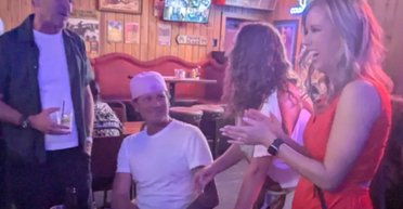 Жінка заспівала в караоке, не підозрюючи, що автор пісні перебуває в залі (фото)