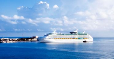 "Нахилився на 45 градусів": потрапив у біду круїзний лайнер, що вміщає 5000 пасажирів (відео)