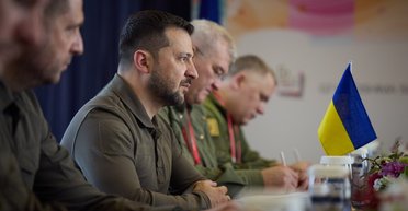 Зеленский живет на сбережения: сколько должны зарабатывать чиновники, чтобы не брать взятки