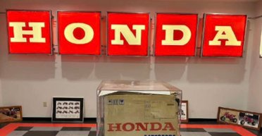 Необычный мотоцикл Honda в заводской коробке продали за $200 000 (фото)