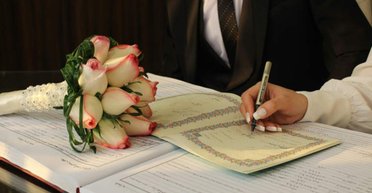 Чоловік розлучився з дівчиною, а потім отримав подарунок і свідоцтво про шлюб (відео)