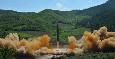 Снова оправдываться. Как Украина оказывается в центре оружейных скандалов