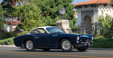 Яркий 70-летний спорткар от украинского дизайнера продают за миллион долларов (фото)