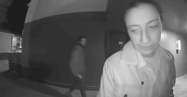 Камера сняла пугающую встречу: незнакомец молча подошел к женщине у ее квартиры