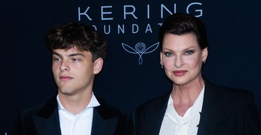 Лінда Євангеліста із сином прийшла на захід, який організував її колишній бойфренд (фото)