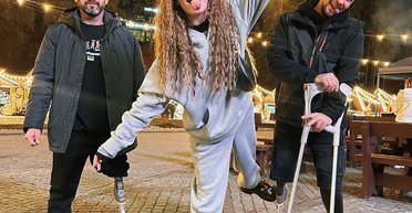 "Ніжка коштує, як квартира": блогер Карма взяв інтерв'ю у ветеранки ЗСУ Русі Данілкіної (відео)