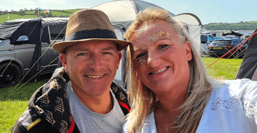 Подружжя продало великий будинок і живе в автофургоні: навіщо вони це зробили (відео)