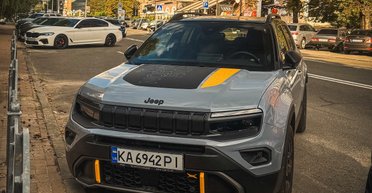Расход 5,6 л/100 км и фирменная палатка: в Киеве заметили раритетный кроссовер Jeep (фото)