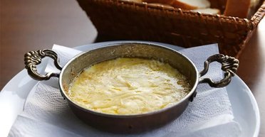 Самый сырный завтрак в мире: турецкий куймак на горячей сковороде