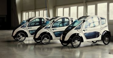 Четыре колеса, крыша и педали: в Бельгии создали гибрид авто и электровелосипеда (видео)