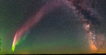 Загадка космічної фізики: дивне світіння в небі не є справжнім полярним сяйвом