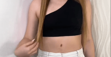 Увеличила рост "татуировкой" пупка: блогер проверила популярный тренд (видео)