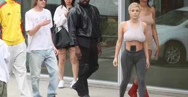 Розлючений перехожий плюнув на машину Каньє Веста у нього на очах (відео)