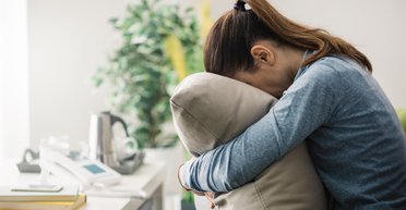 Поглинає смуток. Що робити, якщо вас накрила весняна депресія