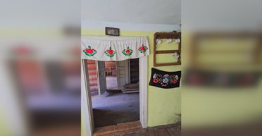 Мужчина показал дом в сердце Карпат за $10 тысяч: он пережил Вторую мировую (фото)