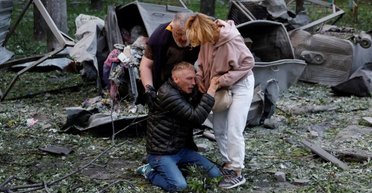 У Києві з-під завалів будинку дістали хлопця, на порятунок якого чекали батьки, — журналістка (оновлено)