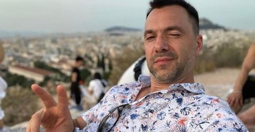 Второй раз за 5 лет: Арестовича за границей едва не убила молния