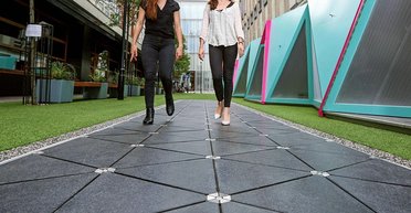 Каждый шаг заряжает дом энергией: ученые создали пол, который работает, как батарея (видео)