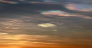 "Перламутровые заплатки": полярники показали удивительные облака над станцией в Антарктике (фото)