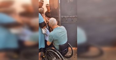 Под Одессой люди в форме вытолкали людей за ворота части: в ТЦК отреагировали