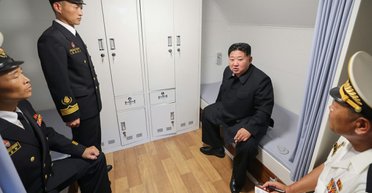 Ким Чен Ын побывал на 5000-тонном эсминце: какое оборудование и интерьеры заметили на фото
