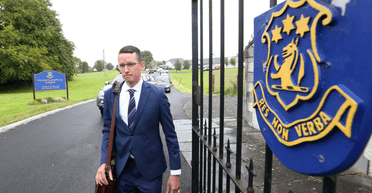 Сидів у порожньому класі: звільнений вчитель прийшов на роботу, попри заборону і штрафи