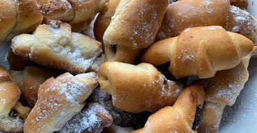 Дуже простий рецепт солодких рогаликів