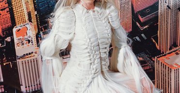 Наречена в чорних мікрострінгах: Джулія Фокс знову відзначилася вбранням для виходу (фото)