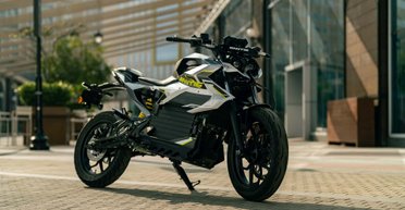 Представлен недорогой кроссовый электромотоцикл с большим запасом хода (видео)