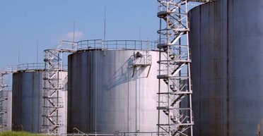 Массированная атака дронов в России: БПЛА упал на территорию нефтебазы в Калуге, — росСМИ