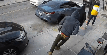 Спійманий через спущені штани: яскрава спідня білизна грабіжника допомогла його заарештувати (відео)