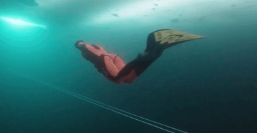 Повернула своє: жінка пропливла 140 метрів під льодом без кисню (відео)