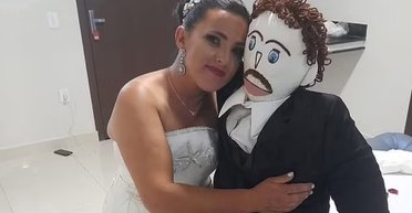 Дружина ганчір'яної ляльки поскаржилася на проблеми після "народження" близнюків (фото)