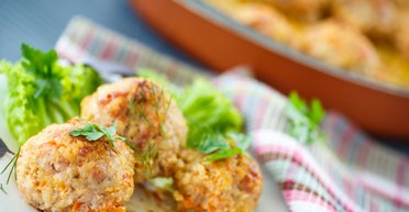 Бюджетно і швидко: смачні тефтелі з рисом у духовці