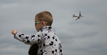 Батьки полетіли у відпустку і залишили 10-річного сина одного в аеропорту (відео)