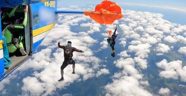 Секунды до катастрофы: мужчина повис на высоте 4,5 км, зацепившись за самолет (видео)