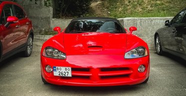 Американская легенда: в Киеве засветился знаменитый спорткар 2000-х (фото)