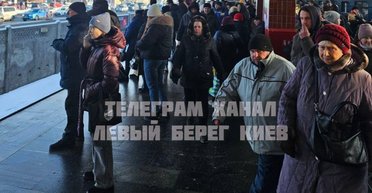 Зупинки переповнені: у Києві через зміни у роботі метро сотні людей чекають транспорт (відео)