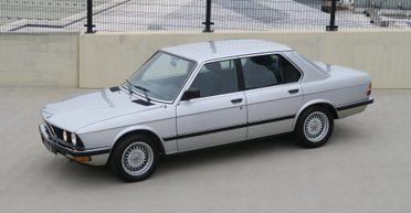 Гость из 80-х: на продажу выставили знаменитый 43-летний седан BMW в новом состоянии (фото)