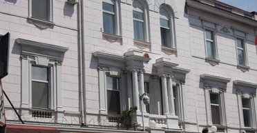 "Не звертають ні на що уваги": в Одесі російська ракета пошкодила консульство Китаю (фото)