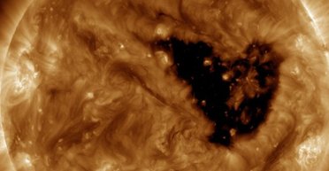 Солнце отправило "валентинку": на звезде появилось сердце, и оно в несколько раз больше Земли (фото)